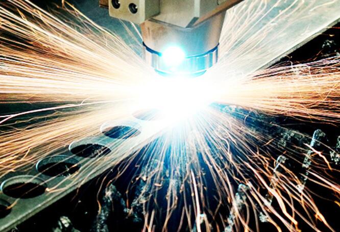 激光切割機應該選擇二氧化碳還是光纖？